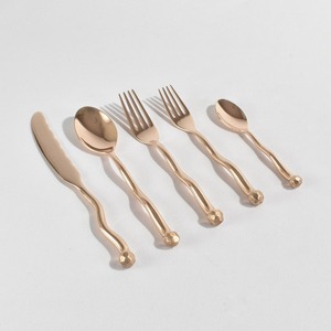 Juego de Cubiertos de Acero Inoxidable, Juego de Cubiertos de Lujo Vintage, Juego de Cubiertos de Metal con Acabado Dorado Mate, Cuchillo, Tenedor y Cuchara - Product Image 3