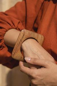 Brazalete Único de Madera Sólida Rústica, Ecológico y Hecho a Mano, Joyería Natural - Product Image 2