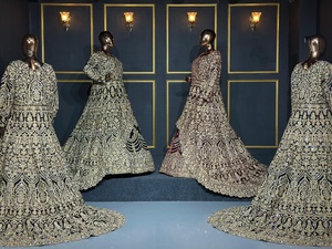 Exclusivo diseñador Velvet Lehenga con rastro completo Lujoso Trabajo hecho a mano pesado y detalles de piedra Disponible en cuatro colores - Product Image 6