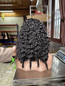 Vente en gros de cheveux humains vietnamiens Full HD transparents Têtes d'entraînement avant perruques birmanes bouclées style noir pour femmes - Product Image 4