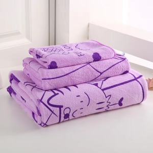 Serviette de toilette en coton doux de qualité supérieure pour salon, spa, salle de sport, hôtel – Vente en gros, impression de dessins animés violets - Product Image 1