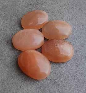 พลอยมูนสโตนสีพีชธรรมชาติทรงรีแบบคาโบชอง สำหรับทำเครื่องประดับ งานฝีมือ และของสะสม - Product Image 4
