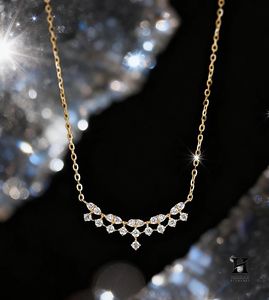 Collier statement en or et diamants, pendentif élégant en grappe de pierres multiples, bijoux fins de luxe en or 18 carats pour femmes - Product Image 2