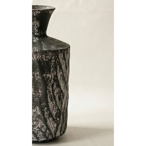 Vase à fleurs artisanal texturé noir, finition rustique noire avec des accents blancs vieillis pour une décoration intérieure moderne - Product Image 6