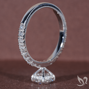 Anillo de compromiso de oro macizo de 10K con halo oculto y diamante cultivado en laboratorio de corte redondo de 1 quilate certificado por IGI - Product Image 4