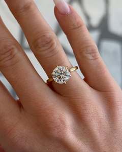Anillo de Compromiso con Diamante Cultivado en Laboratorio de 2 Quilates, Corte Brillante Redondo, Halo Oculto, Oro Amarillo de 14k, Certificado IGI - Product Image 1