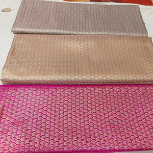 Petits motifs sur tissus brodés en resham - Product Image 1