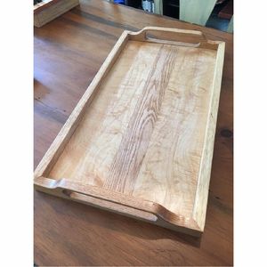 Plateau de service artisanal en bois à bords naturels et résine époxy, planche à charcuterie de luxe en noyer avec poignées métalliques, plateau décoratif pour ottoman - Product Image 3