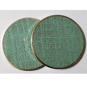 Ensemble de sous-verres écologiques colorés au toucher jaune Fait à la main Design moderne Bords en laiton tissés à partir de fibres naturelles pour toutes les occasions - Product Image 5