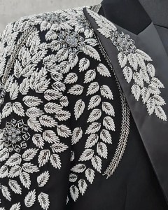 Costume de smoking noir pour homme avec broderie florale blanche – Ensemble blazer de mariage de créateur avec gilet et nœud papillon - Product Image 2