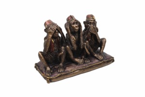 Statue des Trois Singes Sages en Polyrésine Faite à la Main par Nirmala Handicrafts, Finition Cuivre Antique Traditionnelle, Ne Pas Entendre le Mal, Ne Pas Voir le Mal - Product Image 4