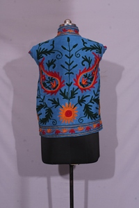Veste TNT brodée Suzani bleue faite à la main – Motif floral folklorique sur le manteau. - Product Image 5
