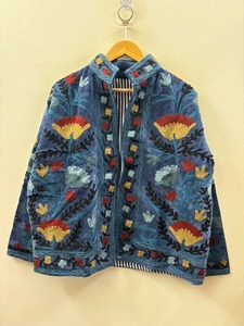 เสื้อแจ็คเก็ตกำมะหยี่สีน้ำเงินปักลายดอกไม้ คอจีน แขนยาว สไตล์ฤดูใบไม้ร่วง แบบชนบทเก๋ไก๋ ทำมือ ขายส่งสำหรับผู้หญิง - Product Image 2