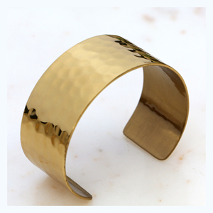 Bracelet manchette en laiton doré martelé fait main - Large bracelet bohème tendance - Bijou minimaliste ajustable, cadeau pour elle - Product Image 1