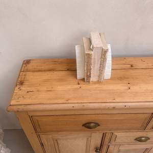 Aparador de Pino Antiguo, Mueble Rústico de Madera Maciza, Aparador Vintage de Tres Puertas, Mueble de Almacenamiento para Cocina o Comedor Estilo Rústico - Product Image 6