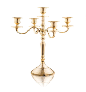 Élégant candélabre doré à cinq branches avec de longues bougies coniques et des bras décorés de motifs raffinés, disponible à prix de gros. - Product Image 4