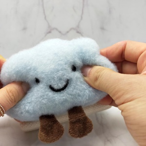 กระเป๋าถักขนาดเล็กสีฟ้าอ่อนนุ่ม มีลายเมฆ 3 มิติที่ด้านหน้า ใช้เป็นกระเป๋าใส่เหรียญ กระเป๋าใบเล็กสำหรับวันเกิดหรือของที่ระลึก - Product Image 3