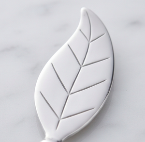 Juego de 2 cuchillos para queso de acero inoxidable con forma de hoja, espátula para queso plateada, apta para lavavajillas, para uso doméstico - Product Image 2