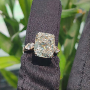 Anillo de Diamantes con Corte Cojín en Oro Blanco con Piedras Laterales, Elegante Joyería de Compromiso para Mujer, Diseño Personalizado de Primera Calidad - Product Image 3