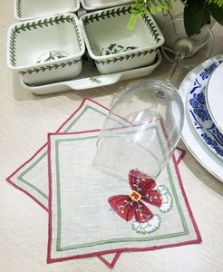 Serviettes de cocktail modernes brodées sur mesure en gros Dessous de verre à bordure verte rouge en lin naturel de Noël à nœud rouge pour les bars à la maison - Product Image 1