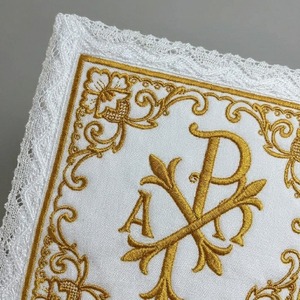 Copa litúrgica bordada a medida con símbolo Chi Rho dorado y borde de encaje - Product Image 5