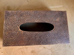 กล่องใส่กระดาษทิชชูโลหะลายตอกสีทอง เหมาะสำหรับโต๊ะครัว เคาน์เตอร์บ้าน และโต๊ะข้าง ผลิตจากอินเดีย - Product Image 3