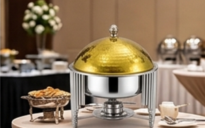 Elegante cacerola plateada con tapa dorada martillada, contenedor redondo de acero inoxidable para mantener la comida caliente, ideal para eventos de boda. - Product Image 3
