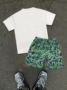 Ensemble T-shirt blanc en coton respirant à col en V pour homme avec imprimé uni et short camouflage assorti – Tenue décontractée streetwear d'été - Product Image 2