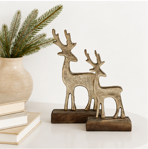 Ensemble de sculptures de rennes en métal texturé faites à la main avec base en bois, finition dorée de luxe, figurine de cerf de Noël pour décoration de table - Product Image 2
