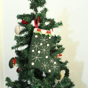 Chaussette de Noël en feutre de laine faite à la main - Écologique, douce, style scandinave avec motif étoile, vert et blanc, ensembles cadeaux de haute qualité - Product Image 1