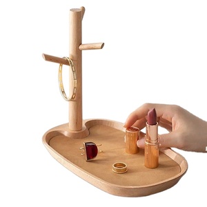 Bandeja de anillos de madera Bandeja de joyería de madera hecha a mano personalizada Organizador elegante para anillos Relojes y accesorios diarios - Product Image 1