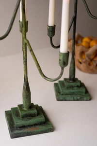 Elegante Juego de 2 Candelabros de Hierro con Pátina Verde, Portavelas de 5 Brazos, Decoración Duradera para el Hogar - Product Image 4
