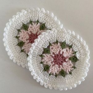 Hermoso Posavasos de Flores de Cerezo Tejido a Crochet, Pétalos Rosados Hechos a Mano, Hojas Verdes, Resistente al Calor, Decoración Boho para Mesa de Cocina o Fiestas - Product Image 1