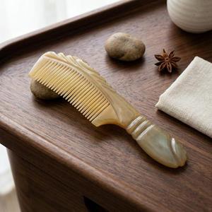 Peine de Cuerno Natural Hecho a Mano, Ecológico, Duradero, Antiestático, Herramienta Moderna para un Cabello Saludable y Brillante - Product Image 4