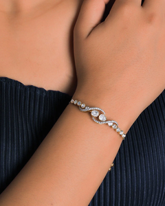 Pulsera Sylvara Curve de Oro de 14K, Joyería Elegante y Contemporánea, Accesorio de Moda Ajustable y Estilizado para Mujeres y Niñas, Ideal para Fiestas - Product Image 5