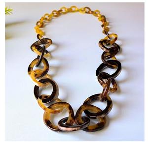 Collar de cuerno estilo bohemio con patrones naturales, ideal para accesorios de moda y expresión de estilo creativo - Product Image 6