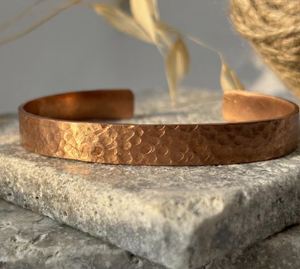Bracelet manchette ajustable en cuivre pur de qualité supérieure, motif martelé alvéolé, plat et ouvert, en métal massif, pour la santé ayurvédique - Product Image 4