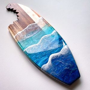 Tabla de servir de madera con epoxi estilo río, artesanal y única – Tabla de quesos y bandeja de alimentos hecha a mano para cenas de lujo y colección de regalos - Product Image 2