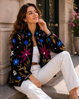 Veste en velours noir avec motifs botaniques délicats, touche artistique, broderie Suzani pour femmes, manteau vintage brodé en style ouzbek pour femmes