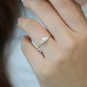 Anillo minimalista de plata de ley 925 de alta calidad con baño de oro de 18k y perla engastada en punta para mujer, joyería fina hecha a mano. - Product Image 6