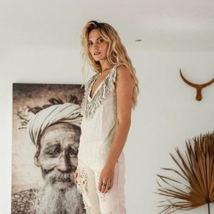 Top blanco bohemio de lino con flecos y espalda descubierta, túnica hippie gitana para mujer, ropa orgánica para festivales - Product Image 5