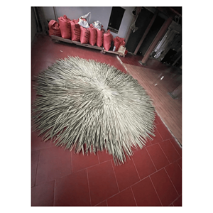 Sombrilla de palma tejida a mano con poste de madera resistente para refugio en la playa y decoración de patio, origen Vietnam - Product Image 3