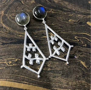 Boucles d'oreilles pendantes géométriques en labradorite, fabriquées à la main, en argent 925, collection de bijoux de créateur pour femmes, prix de gros - Product Image 2