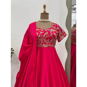Hermoso vestido Anarkali con Dupatta y Pallu para fiestas Vestidos de baile Look - Product Image 4