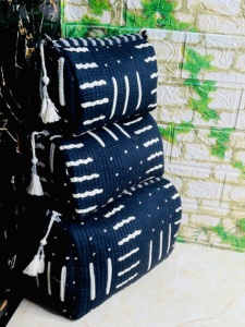 กระเป๋าใส่เครื่องสำอางพิมพ์ลายดอกไม้สีฟ้าขาว น้ำหนักเบา 3 ชิ้น พร้อมซิปและสายคล้อง กระเป๋าเครื่องสำอางสำหรับเดินทาง อุปกรณ์จัดระเบียบเครื่องสำอาง - Product Image 6