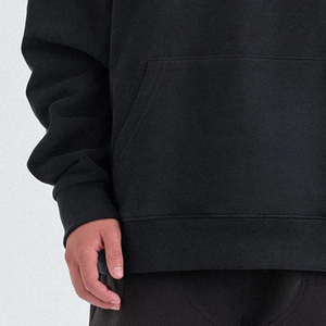 Hoodie pull-over pour homme, design minimaliste, couleurs contrastées, manches longues et tissu raffiné, pour commande en gros. - Product Image 3