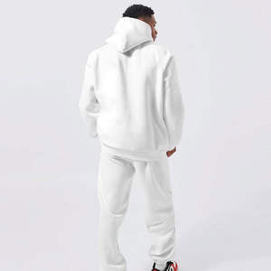 Conjunto deportivo de dos piezas para hombre, sudadera con capucha y pantalones jogger con estampado gráfico blanco, estilo casual y urbano. - Product Image 2