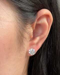 Boucles d'oreilles clous en diamant de laboratoire taille brillant 4 carats, sertissage 6 griffes, couleur D, design minimaliste, or massif 10k 14k 18k, certifié IGI - Product Image 3