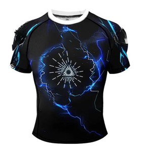 Camiseta de compresión negra de manga corta con cuello redondo para hombre, con estampado geométrico de rayos azules, de secado rápido, corte ajustado, deportiva, de poliéster tejido. - Product Image 3