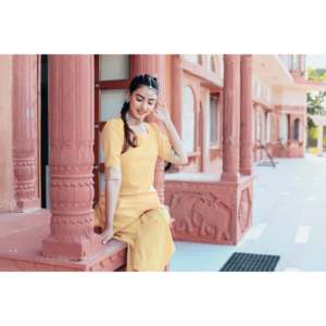 Conjunto de traje Patiala de crepé satinado amarillo dorado para mujer - Talla XS - Product Image 1